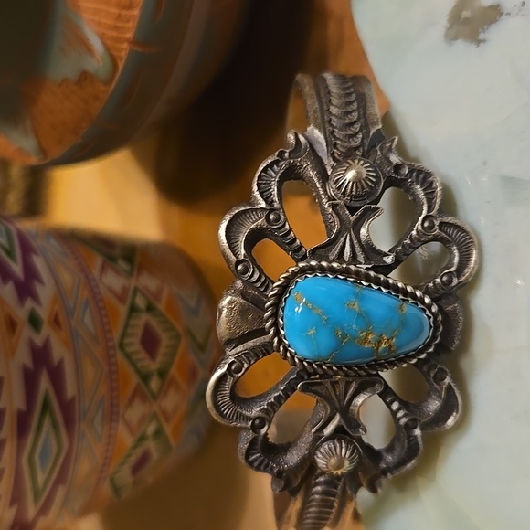 Sterling silver cast cuff with a turquoise cabochon - Picture 4 of 5